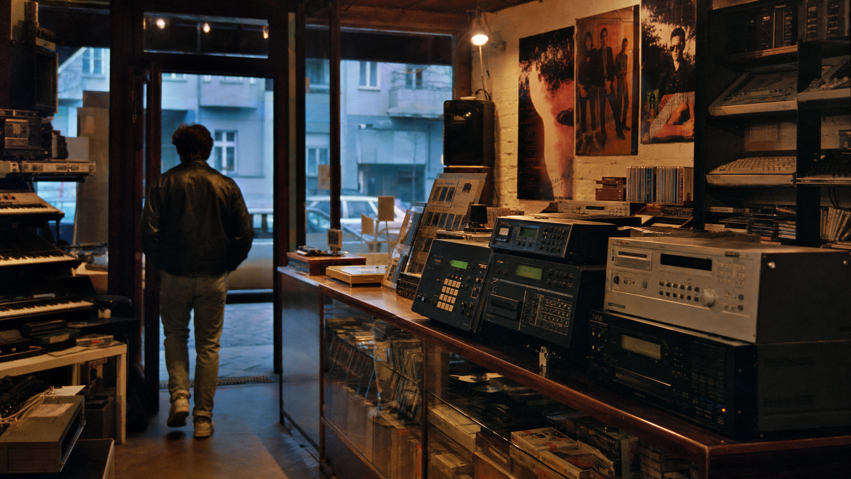 Tienda musical del Berlin Oeste de finales de los 80 con samplers y sintetizadores en ambiente de Wilmersdorf